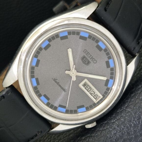 Vintage 1984 Seiko Automatic Mens Silver Watch W/daydate & Blue accents - Picture 1 of 10